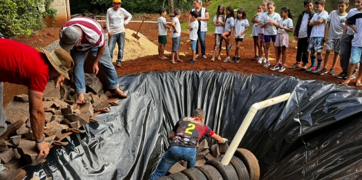 Alunos da Escola Olavo Bilac do Portão Ocoí acompanham construção de fossa ecológica em Missal