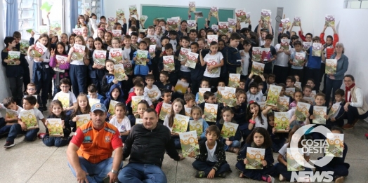 Alunos de Santa Helena participam de palestra e recebem livros do projeto Educa