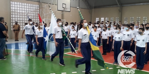 Alunos do Colégio Cívico-Militar Tancredo Neves recebem uniformes