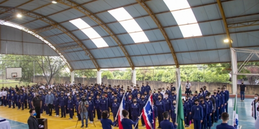 Alunos dos Colégios Cívico-Militares de Medianeira recebem uniformes