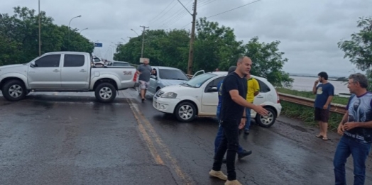 Apoiadores de Bolsonaro fecham a Ponte Ayrton Senna