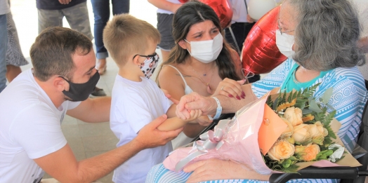 Após 88 dias, paciente internada com covid-19 ganha alta no Hospital Costa Cavalcanti