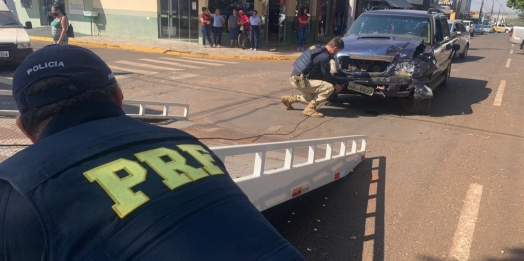 Após bater caminhonete roubada em fuga, homem é preso pela PRF