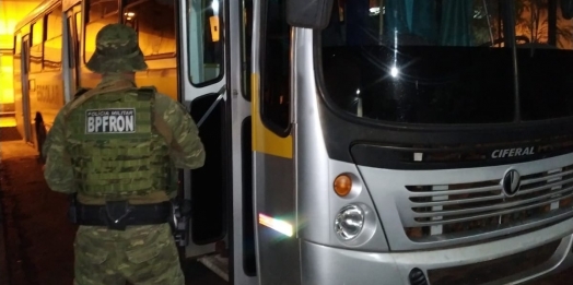 Após confronto, policiais apreendem em Santa Helena ônibus e cigarros