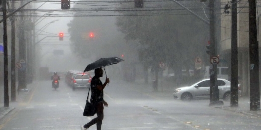 Após domingo marcado por chuva e ventos de mais de 70 km/h, frio vai voltar ao Paraná