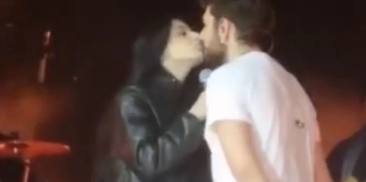 Após meses de relacionamento sem rótulo, Gustavo Mioto beija Castela em show