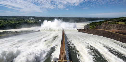 Após sete anos, usina de Itaipu abre duas calhas do vertedouro