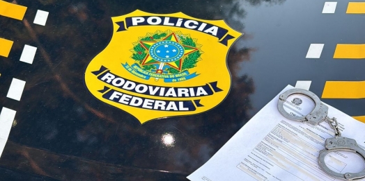 Após tentar comer o próprio documento, PRF prende homem procurado pela justiça