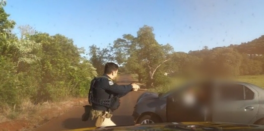 Após tentativa de fuga, PRF prende casal com drogas na região de fronteira no Paraná