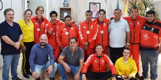 Atletas da Pestalozzi que representaram o estado em competição nacional visitam a prefeitura