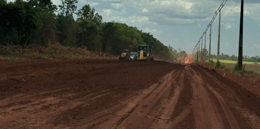 Avançam obras de terraplanagem para asfalto que dá acesso ao Porto Índio no Paraguai