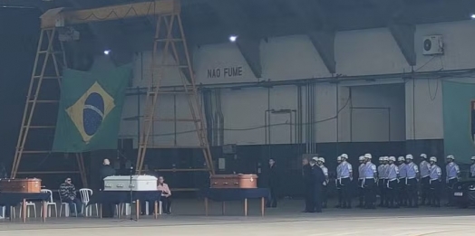 Avião da FAB com urnas de três vítimas da queda de aeronave em SP chega a Cascavel