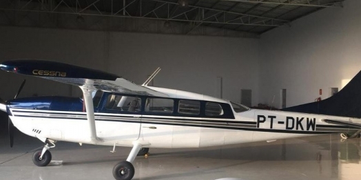 Avião é roubado em Foz do Iguaçu após família ser rendida por bandidos