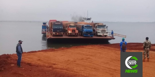 Balsa faz travessia com caminhões de Santa Helena para Porto Índio; greve continua no Paraguai