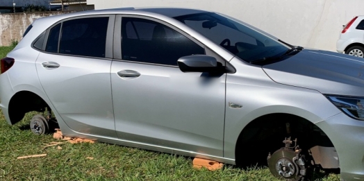 Bandidos furtam rodas de carro e as substituem por tijolos em Cascavel