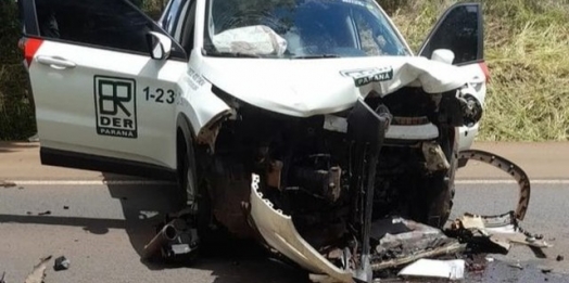 Batida frontal envolvendo carro do DER interdita rodovia do Paraná