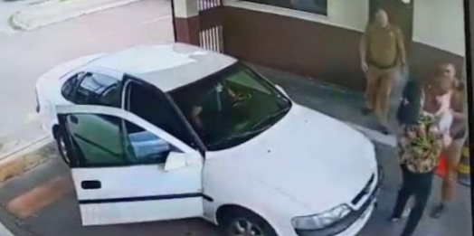 Bebê de um ano se engasga com batata e PM age rápido; vídeo impressiona