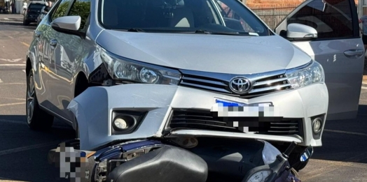 Biz para embaixo de Corolla após colisão em cruzamento de Santa Helena