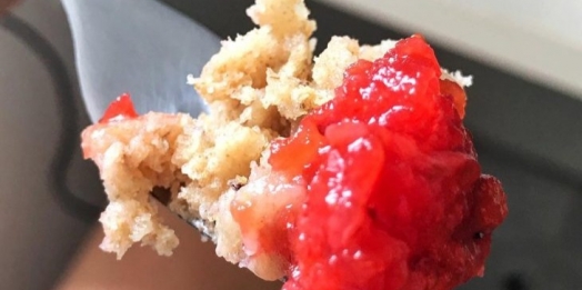 Bolo de caneca de banana com geleia de morango