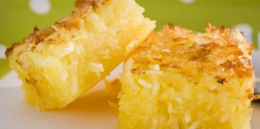 Bolo de mandioca com coco cremoso
