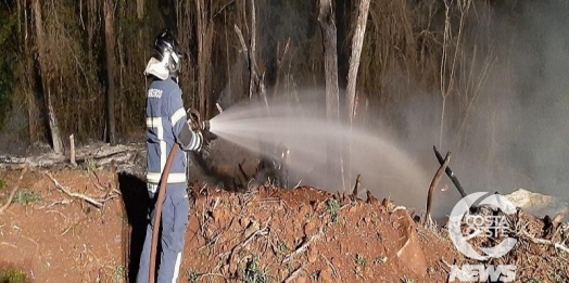 Bombeiros combatem incêndio ambiental no interior de Santa Helena