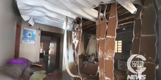 Bombeiros combatem incêndio em imóvel em Santa Helena; fogo atingiu a sala da residência