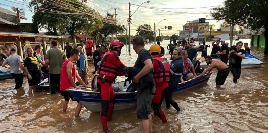 Bombeiros da Itaipu resgatam vítimas de alagamento no Rio Grande do Sul