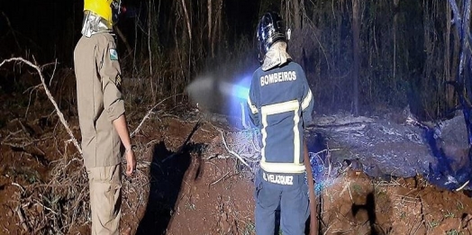 Bombeiros de Santa Helena combatem incêndio em aldeia de Diamante do Oeste