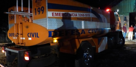 Bombeiros e Defesa Civil combatem incêndio em aviário em Santa Helena