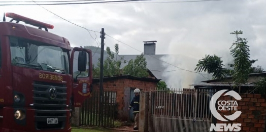 Bombeiros e Defesa Civil combatem incêndio em residência em Santa Helena