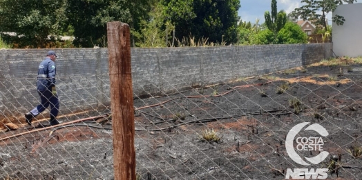 Bombeiros e Defesa Civil combatem incêndio no Cidade Alta, em Santa Helena