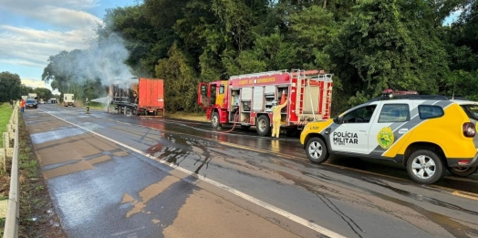 Bombeiros levam mais de uma hora para combater incêndio em carreta na BR-277 em Cantagalo