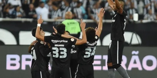 Botafogo vence o Bragantino e mantém 100% como mandante no Brasileirão