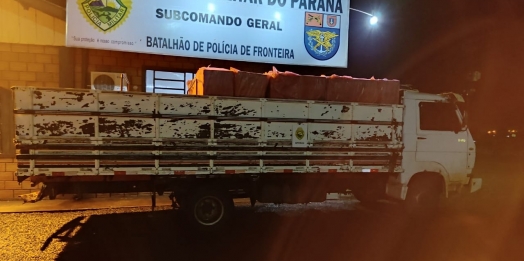 BPFRON apreende caminhão carregado com cigarros contrabandeados durante Operação Hórus em Entre Rios do Oeste