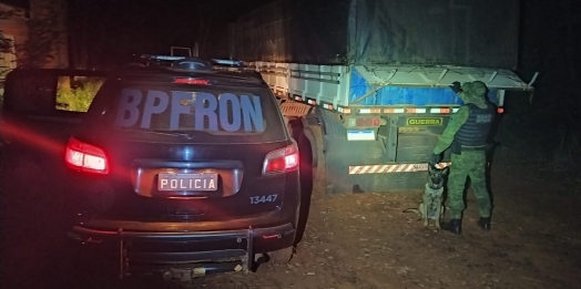BPFron apreende carreta carregada com cigarros contrabandeados em Santa Helena