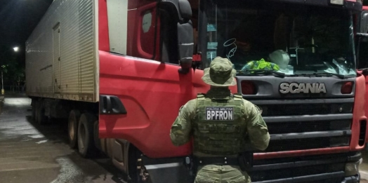 BPFRON apreende carreta com produtos estrangeiros em Matelândia
