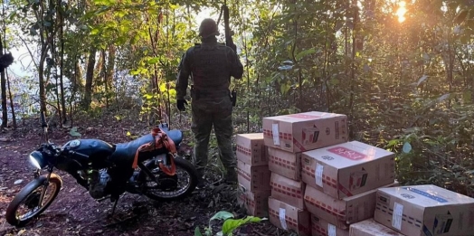BPFRON apreende cigarros contrabandeados e motocicleta as margens do Rio Paraná em Guaíra
