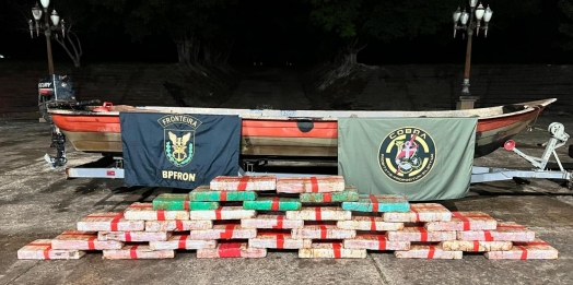 BPFRON apreende embarcação carregada com 400 kg de droga em Santa Helena