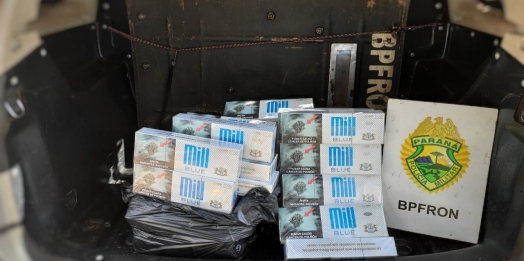 BPFRON aprende cigarros contrabandeados em ônibus durante Operação Hórus em São Miguel do Iguaçu