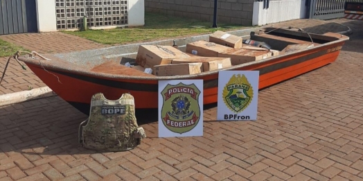 BPFRON, BOPE e PF apreendem barco com cigarros em Entre Rios do Oeste