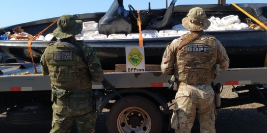 BPFRON, BOPE e PF apreendem embarcação com agrotóxicos em Pato Bragado