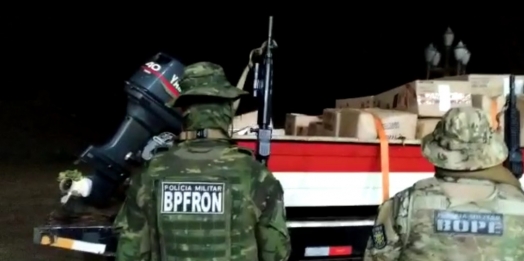 BPFron, BOPE e PF apreendem embarcação com cigarros em Entre Rios do Oeste