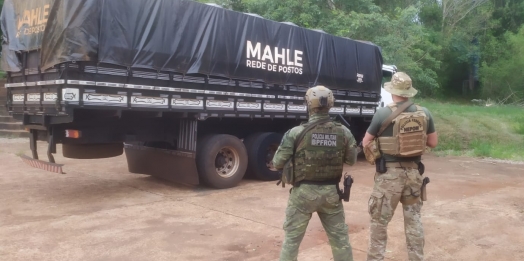 BPFRON e PF apreendem caminhão e embarcação com cigarros em Santa Helena