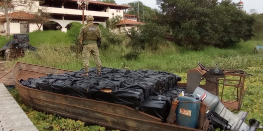 BPFRON e PF apreendem embarcação com cigarros Pato Bragado