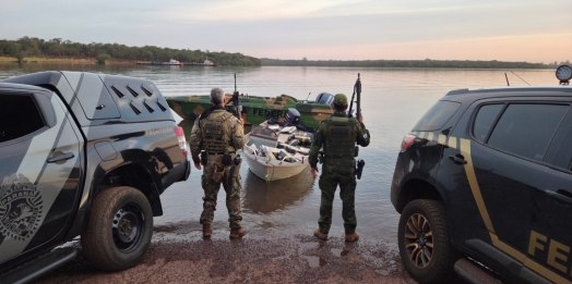 BPFron e Polícia Federal apreendem 540 kg de maconha e embarcação em Santa Helena