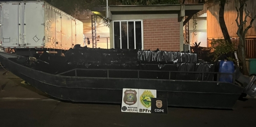 BPFRON, PF e PC apreendem embarcação carregada com cigarros em Itaipulândia.