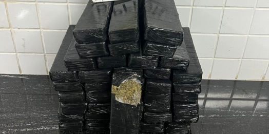 BPFRON prende mulher com malas carregadas com maconha em céu azul