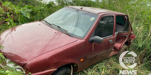 Buraco na pista causa acidente na PR 488, em Santa Helena