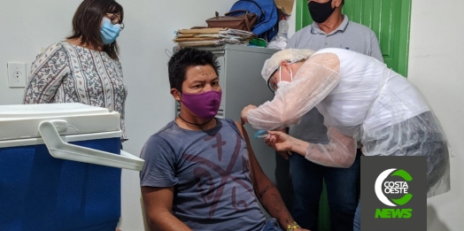 Cacique é o primeiro a ser vacinado na Aldeia Indígena de Santa Rosa do Ocoy
