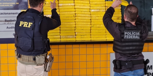 Caixas de doce transportadas em caminhão estavam 